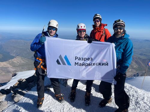 Андрей Ющенко (на фото крайний слева). Фото предоставлено пресс-службой Разреза Майрыхский